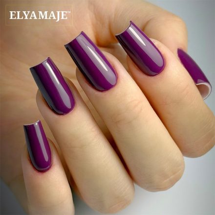Cette image illustre une pose d’ongles couleur prune, une nuance profonde et séduisante qui incarne parfaitement l’esprit de l’hiver. À mi-chemin entre le violet et le bordeaux, le prune apporte une touche de sophistication et de caractère. Élégant, féminin et moderne, il sublime toutes les carnations et s’accorde avec les looks les plus chics de la saison.
