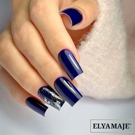 Cette image illustre une pose d’ongles bleu nuit, l’une des couleurs les plus en vogue de la saison hivernale. À la fois élégante et intemporelle, cette nuance s’inspire du ciel nocturne et s’accorde aussi bien avec des looks festifs que des tenues du quotidien.