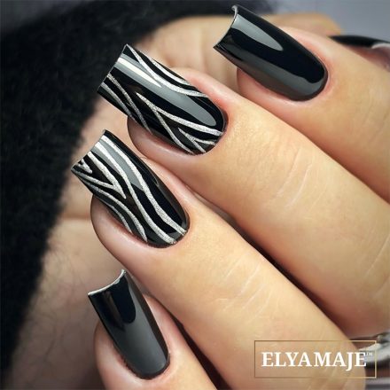 Ongles carrés sublimés par un vernis semi-permanent noir au fini brillant.
