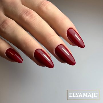 Cette image met en avant une pose d’ongles rouge bordeaux, symbole d’élégance et de confiance. Profonde et chaleureuse, cette teinte évoque le vin rouge et les soirées d’hiver, parfaites pour un look chic et sophistiqué. Le bordeaux reste un choix sûr pour celles qui veulent allier modernité et féminité.