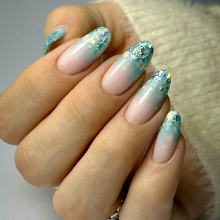 Ongles en forme amande avec un babyboomer et une french pailletée turquoise.
