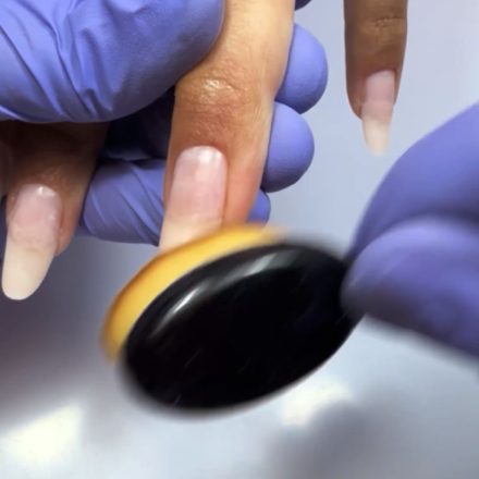 Utilisation de la brosse dépoussiérante caramel