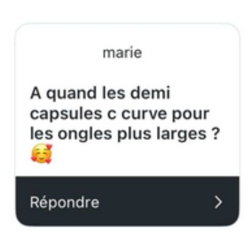 Carte de question d'une abonnée demandant quand Elyamaje lancera des demi-capsules C Curve adaptées aux ongles plus larges.