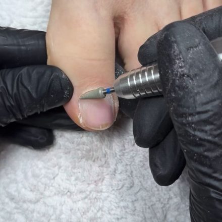 Travail des cuticules à la ponceuse