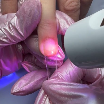 Catalysation de la capsule transparente sous lampe LED pour french reverse.
