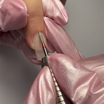 Travail des cuticules à l'embout diamant sur french reverse