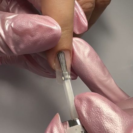 Application de la base sur l'ongle naturel.