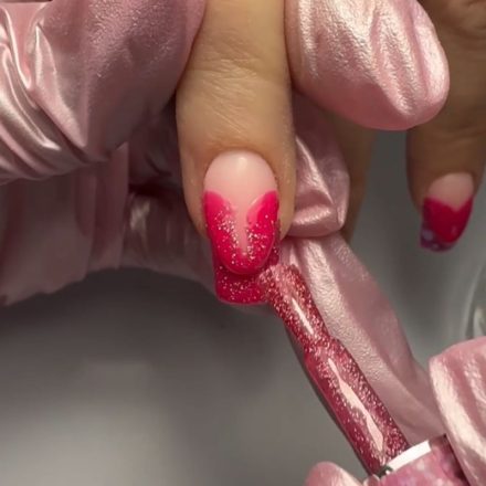 pplication du VSP pailleté Aurora sur french reverse rose fuchsia