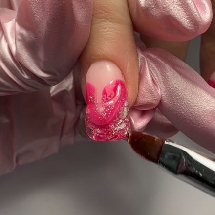 Application du Smoothie Gel transparent sur french reverse pailletée